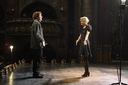 Rob Marshall dirigiendo "Chicago".