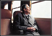 Una brillante puesta en escena se encarga de transmitirnos las diferencias entre estos dos personajes y lo que resulta de este cruce de caminos. 