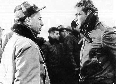 Elia Kazan dirigiendo a Marlon Brando.jpg (15229 bytes)