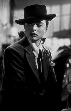 La situaci�n inicial entre Alicia (Ingrid Bergman) y Devlin (Cary Grant) se repetir� despu�s entre Alicia y Alex (Claude Rains).