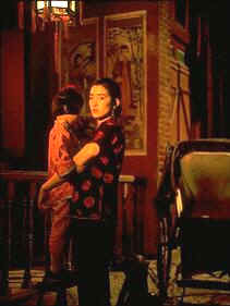 De todas las pel�culas de Yimou, probablemente "Vivir" es en la que juega m�s abiertamente con distintos g�neros y estilos.