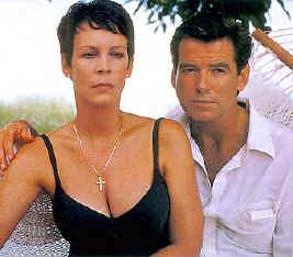 Entre los alicientes del filme encontramos la pardica interpretacin de Pierce Brosnan respecto a su personaje en la serie James Bond.