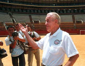 Quiz� uno de los momentos m�s emotivos para Budd fue su visita a la Plaza de Toros de Valencia, donde incluso dio unos capotazos... para la prensa
