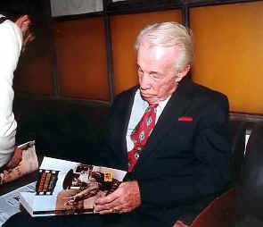 El encuentro con los espectadores en la Sala Juan Piqueras sirvi� para comprobar, una vez m�s, su tremenda amabilidad... firm� libros hasta agotar los ejemplares existentes