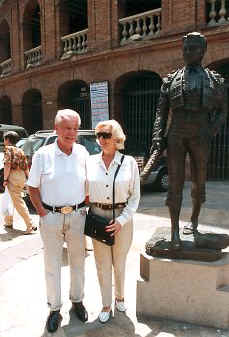 Como si fuera el monumento de su querido Arruza, Budd y Mary posan junto al monumento taurino en la puerta de la Plaza de Toros de Valencia
