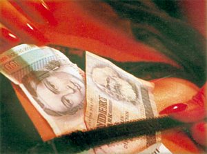 La uni�n del pasado con el presente, al comienzo del filme, ya sirve para dejar claro cual es su discurso: nuevos tiempos, pero la gente es la misma.