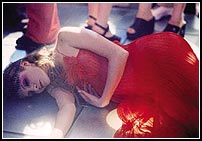 Las historias que se entrecruzan funcionan bien hasta la mitad del metraje, luego el filme se estanca y cae.