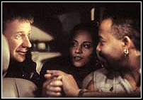 Muchas de las situaciones y personajes que presenta el filme resultan forzados e inconexos.