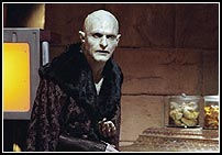 La aparici�n de una nueva raza de Super-Vampiros mal�simos hace que vampiros y caza-vampiros se al�en contra el nuevo enemigo: el colmo de la originalidad.