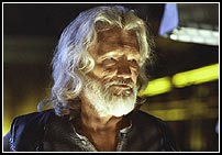La "resurrecci�n" del personaje encarnado por Kris Kristoferson es uno de los muchos agujeros del un gui�n infame.