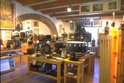 La visita al museo propone un imaginario viaje en el tiempo, para desembocar en el mundo (y el cine) de la actualidad.