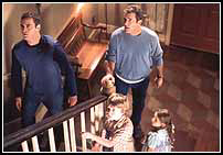 Los encuadres rebuscados y gratuitos ha acabado convirti�ndose en la marca de f�brica del tramposo Shyamalan.