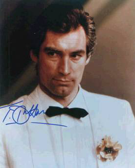 El fracaso relativo de las pel�culas interpretadas por Timothy Dalton obligaron a replantearse la serie, reconduci�ndola a un p�blico m�s familiar... exactamente lo contrario de lo que ofrec�an los primeros t�tulos de la serie. Ya se sabe: renovarse o morir.