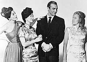 El erotismo de la serie Bond hoy en d�a no es nada escandaloso, pero en los a�os sesenta fue un aut�ntico boom que gener� numerosas secuelas... y m�s de un dolor de cabeza a nuestros queridos censores.