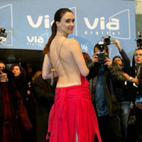Pero sin duda, la imagen ms recordada de los premios Goya no es la de la Guerra, sino la de la Paz... Paz Vega, naturalmente.