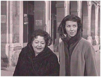 19. Isabel y su madre, prototipo de mujer castradora, camino de la nica cosa que ambas pueden hacer libremente: ir a Misa todos los das.