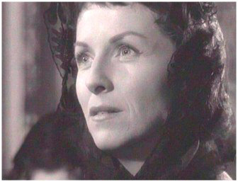 22. Pero ah� est� Betsy Blair, como siempre exquisita, con su rostro radiante, para robar una vez m�s la escena: su mirada dice mucho m�s que cualquier otra imagen.