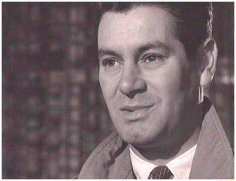 23. Se llama "Calle Mayor", aunque podr�a titularse tambi�n "Plaza de la Catedral"... y es que esta escena en su interior es, probablemente, de las mejores que ha firmado Bardem (y eso pese al "se�orito" Su�rez).