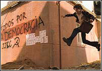 Y de la lucha por la libertad mientras muere el dictador ni hablamos: la cosa est resuelta con los pies.