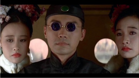 Los símbolos, como las gafas del emperador, abundan en el filme ultimoemperador14.jpg