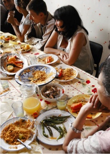 La comida es el punto de encuentro de la gran familia cuscus1.jpg