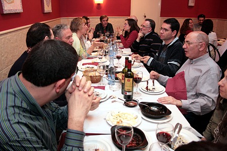 Mientras Adolfo habla sin parar, alguno aprovecha para vaciar los platos de aperitivos (Por educación, no diremos quien, aunque la experiencia siempre es un grado) Mientras Adolfo habla sin parar, alguno aprovecha para vaciar los platos de aperitivos (Por educación, no diremos quien, aunque la experiencia siempre es un grado)