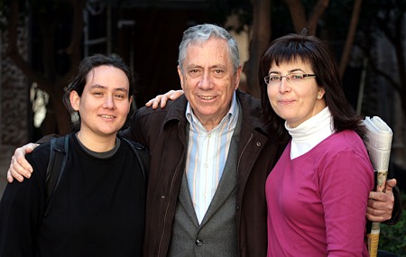 Adolfo entre Daniela y Marisa... luego dirá que él no recuerda nada de nada y que, como mucho, será cosa del Alzheimer Adolfo entre Daniela y Marisa... luego dirá que él no recuerda nada de nada y que, como mucho, será cosa del Alzheimer