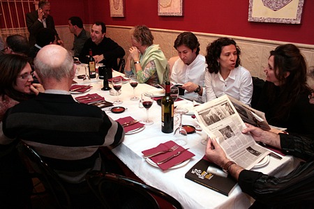 La comida: un lugar para leer, llorar, escuchar, dormir, roncar... y también comer (pero con prisas, que venían las fallas) La comida: un lugar para leer, llorar, escuchar, dormir, roncar... y también comer (pero con prisas, que venían las fallas)