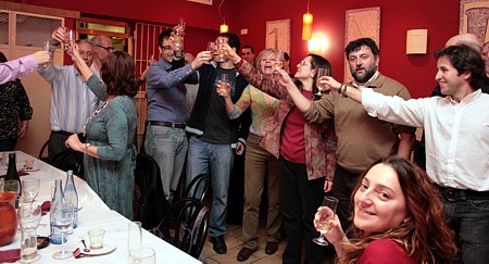 Afortuadamente, un brindis a tiempo evita que el boss siga gimoteando en pleno restaurante Afortuadamente, un brindis a tiempo evita que el boss siga gimoteando en pleno restaurante