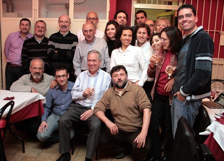 La foto no-oficial del encuentro: atención a las manos y la cara del boss (indudablemente, las penas con bourbon son menos) La foto no-oficial del encuentro: atención a las manos y la cara del boss (indudablemente, las penas con bourbon son menos)