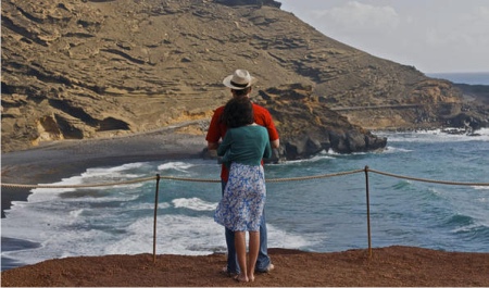 La imagen recurrente ha sido explicitada por Almod&oacute;var como el descubrimiento de una pareja abrazada en una playa solitaria de Lanzarote