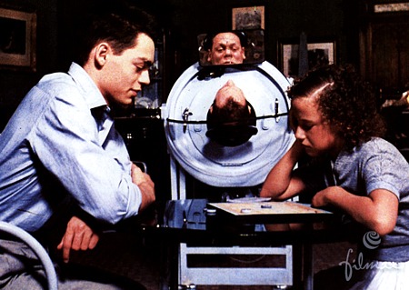 Klaus, como un muerto viviente o como si ya sólo tuviera vida en la cabeza que sobresale de la máquina, se muestra desganado y escéptico, aunque no arrepentido