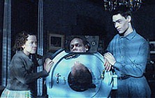 Villaronga habla con libertad y valentía no sólo de la crueldad y de la relación entre el verdugo y la víctima, sino de la transmisión del Mal como si se tratara de una enfermedad