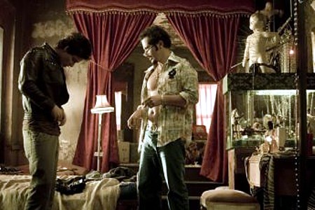 'Para&iacute;so Travel' es la segunda pel&iacute;cula de Simon Brand, quien a los diecisiete a&ntilde;os hab&iacute;a realizado ya un v&iacute;deo musical