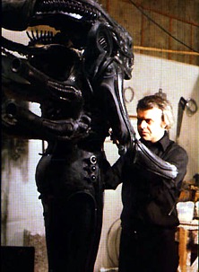 Giger con el protagonista de 'Alien' Giger con el protagonista de 'Alien'