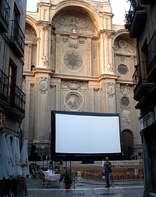 Proyecci&oacute;n frente a la Catedral de Granada