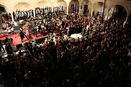 Compositores, orquesta, coro y p&uacute;blico fundidos en un memorable saludo final