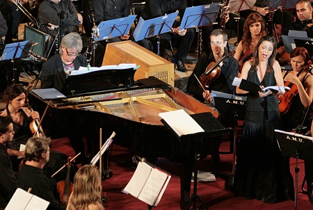 Simonetti actu&oacute; solo, acompa&ntilde;ado &uacute;nicamente por una soprano 