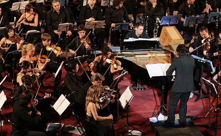 Aritz Villodas al piano junto a la Orquesta Filarmon&iacute;a