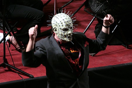 Christopher Young no dirigi&oacute; la orquesta, pero actu&oacute; para su p&uacute;blico tras 'Hellraiser'