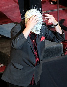 Chris Young con la m&aacute;scara de 'Hellraiser'...