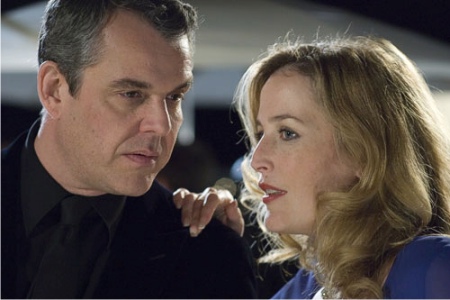 Suerte tiene Robert Weide de estos toques de humor y de los conseguidos giros argumentales; con ellos ha conseguido que su obra al menos entretenga