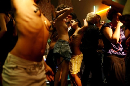 Ver con detenimiento c&oacute;mo tres casi cuarentones se dejan llevar mientras la gente baila al fondo de la pista, da que pensar