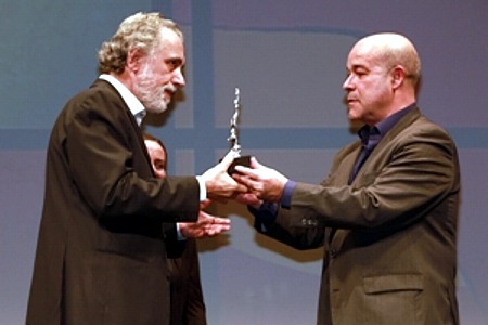 Fernando Trueba recibe el Premio de Honor de manos de Antonio Resines