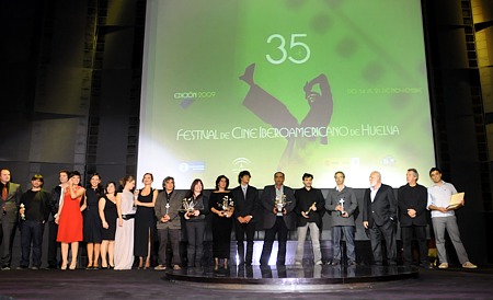 Foto de familia con todos los premiados en el Festival de Huelva 2009