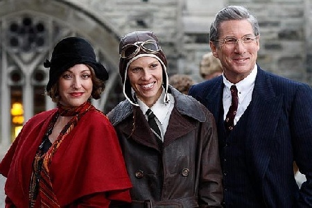 El filme comienza por el final, mostr&aacute;ndonos a Amelia en su &uacute;ltimo viaje, para despu&eacute;s en flash back retroceder  
