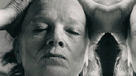 El filme, entre leyendas y relatos, recoge testimonios de la misma Stella, quien antes que este concluya muere de una grave enfermedad