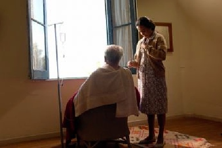 El relato transcurre entre una sucesi&oacute;n de gestos y rituales que el protagonista lleva a cabo durante su convalecencia