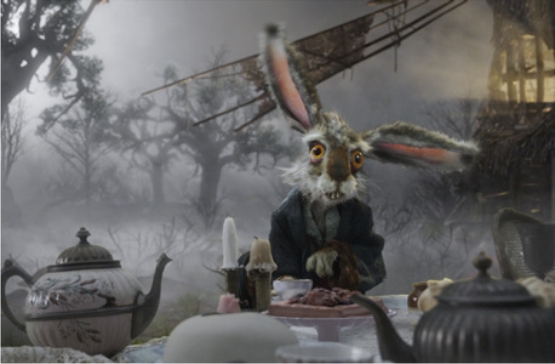 Johnny Depp parece pasárselo en grande en su séptima colaboración con Burton, interpretando otro de sus personajes con un toque de locura