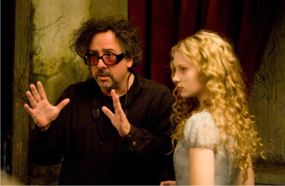 Si en la película se cuestiona incesantemente la identidad de Alicia y se la acusa de haber perdido su “aliciedad”, lo mismo se podría aplicar a Tim Burton